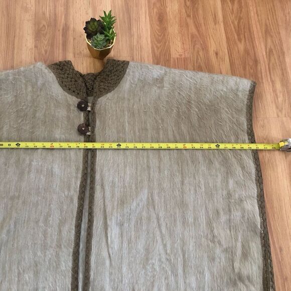 Shupaca Alpaca Two Button Cape Poncho Taupe One Size Beautiful! - Picture 5 of 9